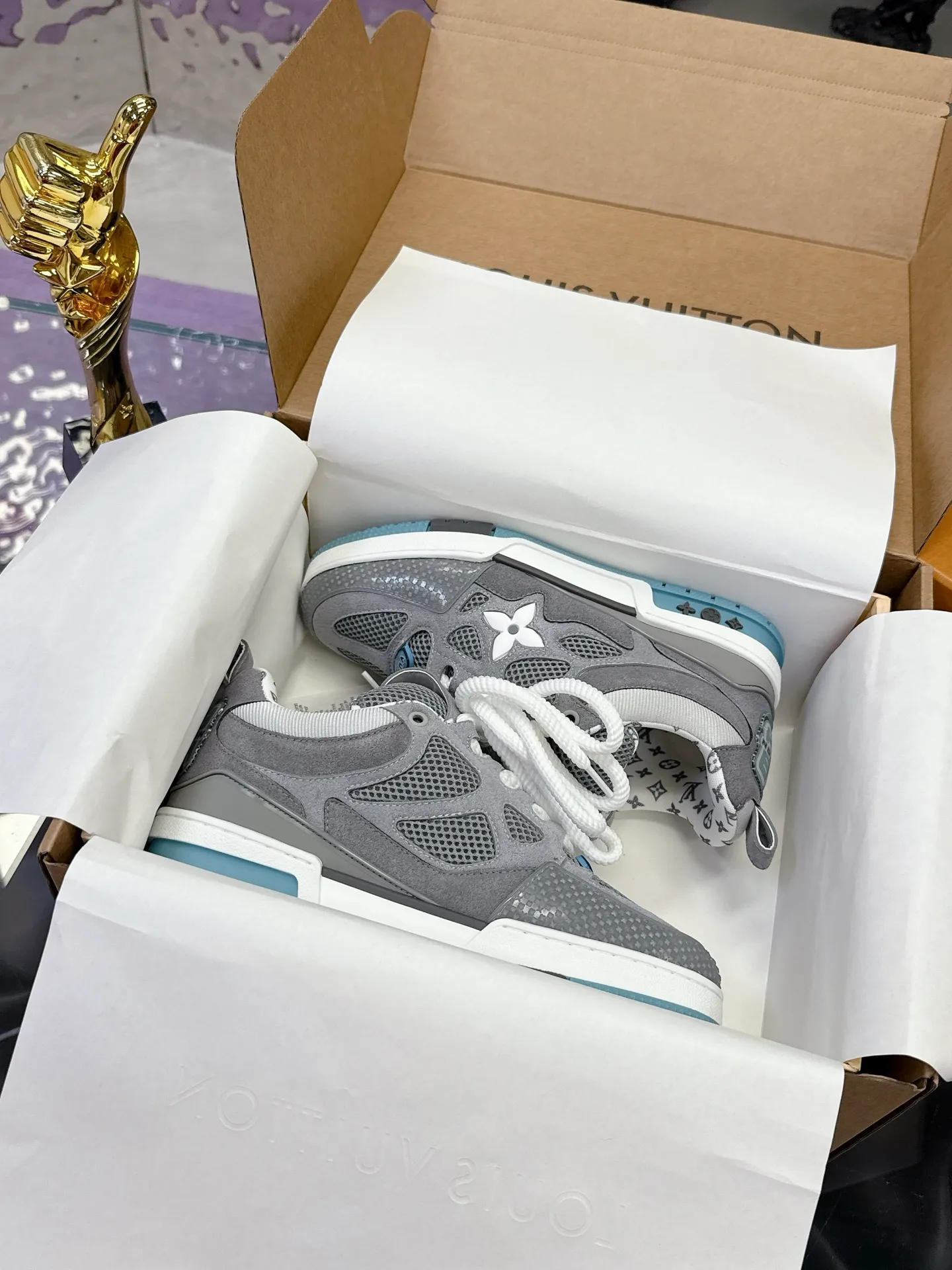 Factory price: 760💰 𝙇𝙑 𝟐𝟎𝟐5 𝐒𝐒 𝐧𝐞𝐰 Officially synchronized new colors💗 Louis Vuitton catwalk skateboard shoes are a hit, LOUIS VUITTON Trainer is undoubtedly one of the most successful Sneakers launched by luxury brands, but the pace of exploration will not stop. LOUISVUITTON will also bring a new series of skateboard shoes in the spring of 2025. The new series in the picture returns to the 90s Chunky Skate Shoes look and feel. The uppers are made of leather and mesh. The fat silhouette and thick shoelaces are very eye-catching. It is expected to have quite a few colors like the Trainer. Judging from the previous DIOR show skate shoes, this chunky style may be even stronger next year.  💎 LV small bread series LV bread shoe series 😘 Couple model Size: Female 35-40 Male 39-44, customized 45, 46